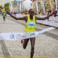 Francis Lagat zwycięża z czasem 1:05:08